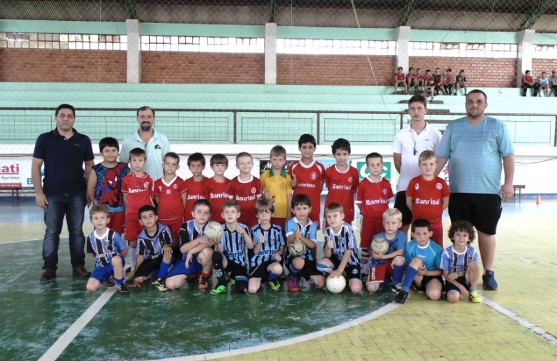 Escolinha municipal de futsal atende mais de 120 crianças e adolescentes